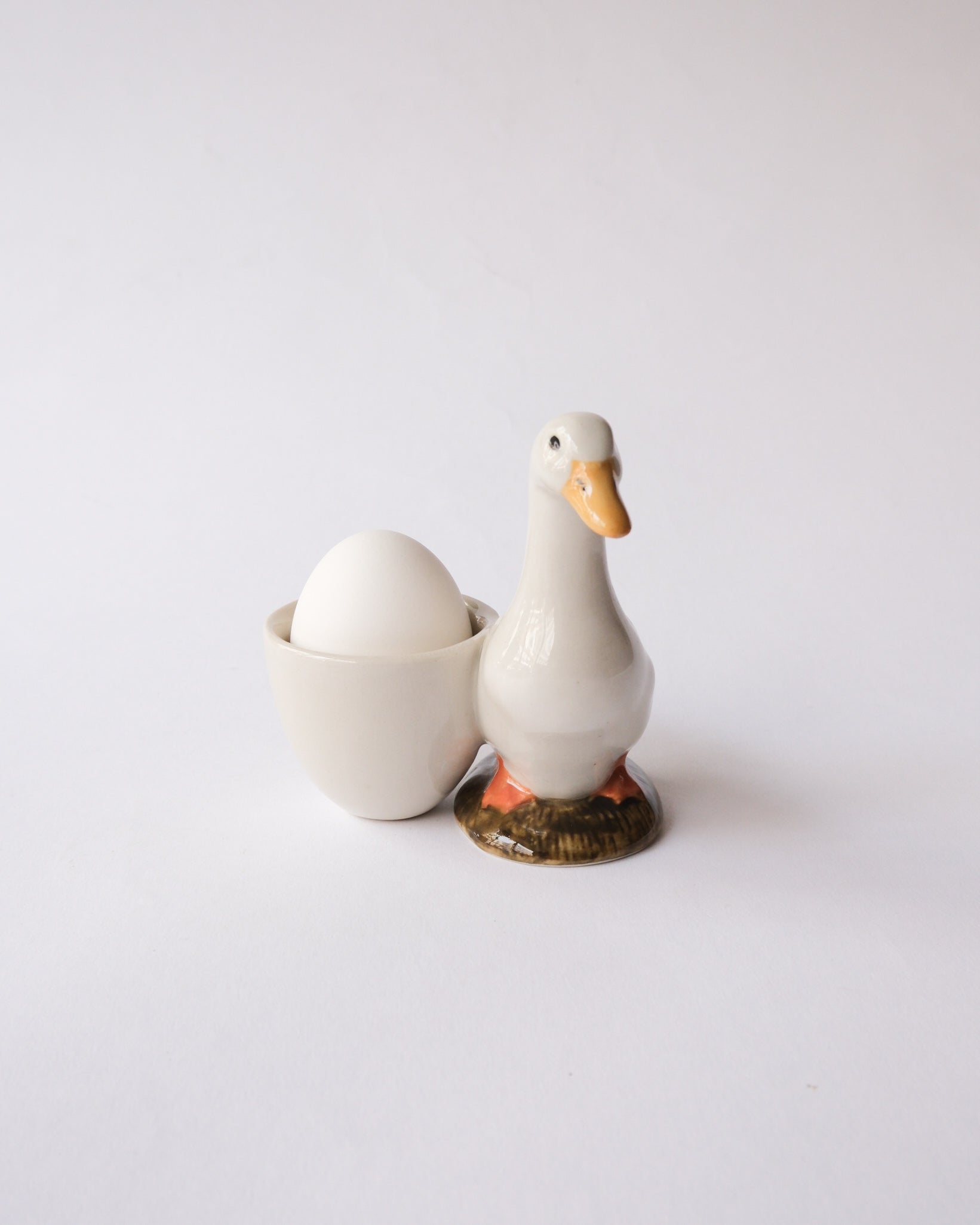 Animal egg stand