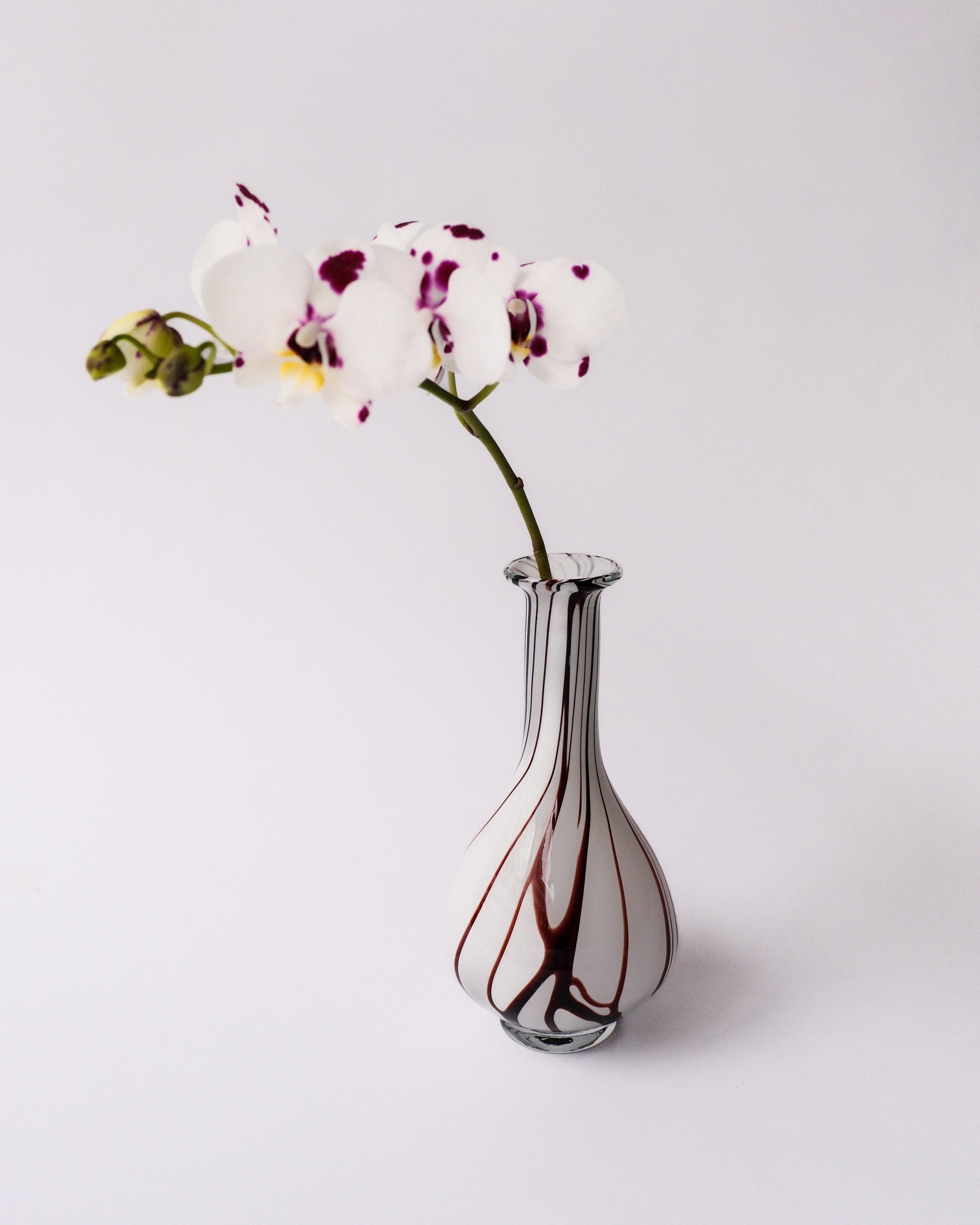 white×brown glass vase