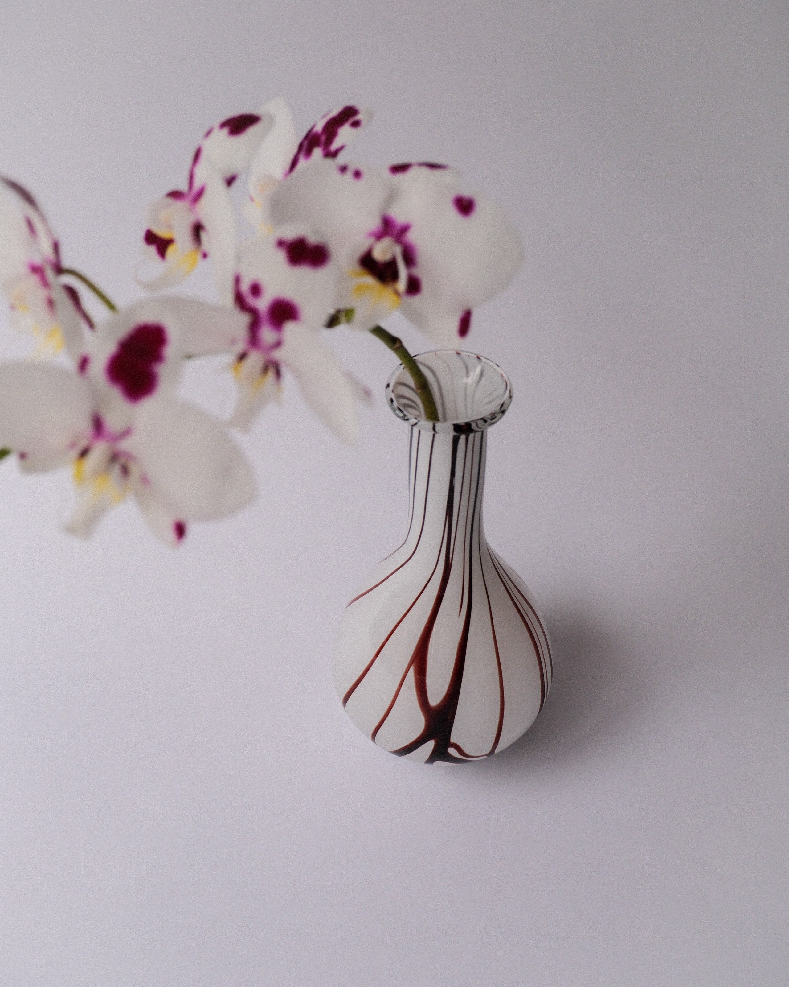 white×brown glass vase