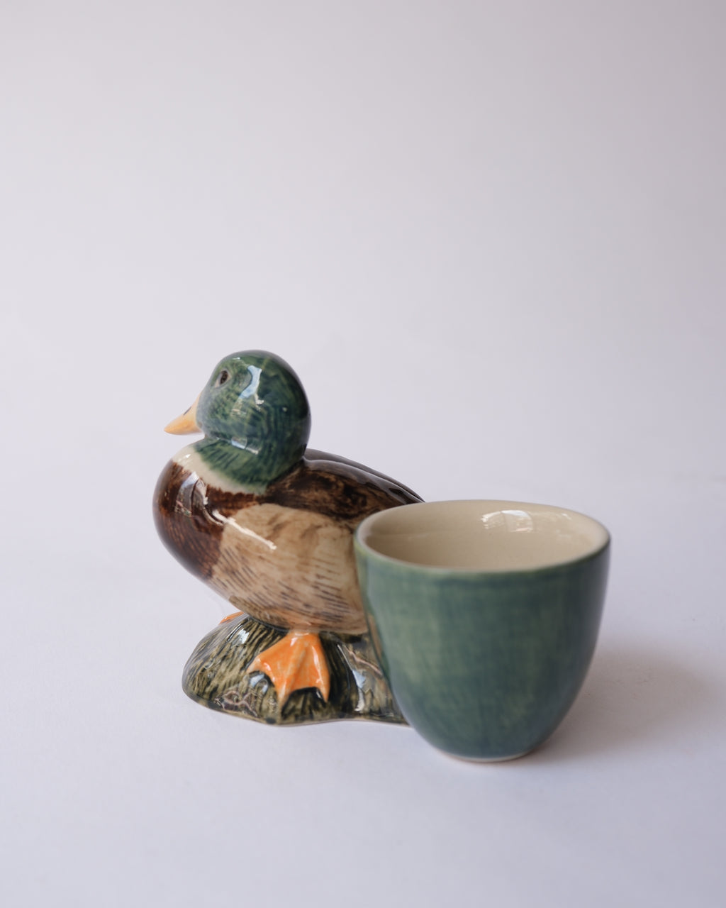 Animal egg stand