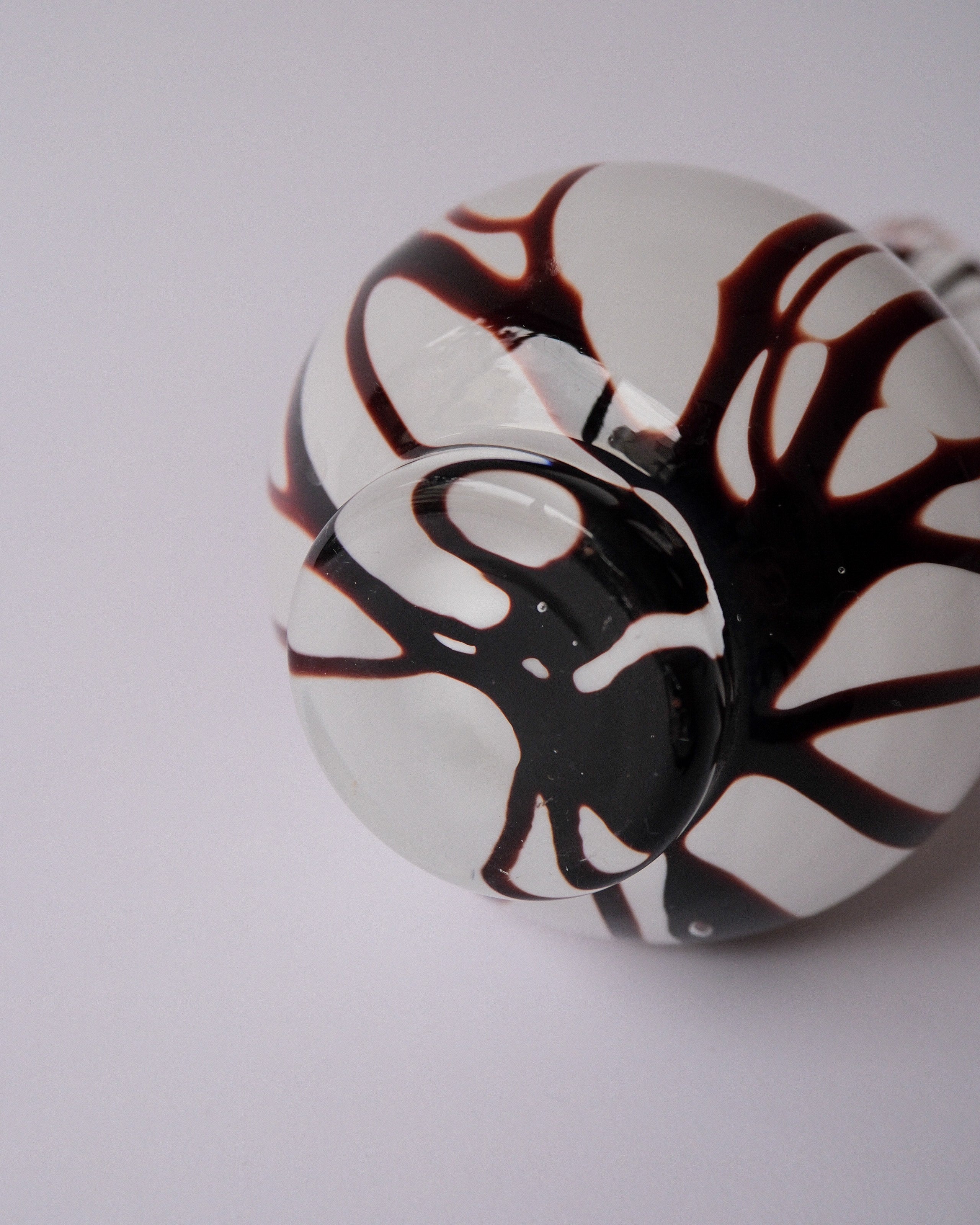 white×brown glass vase